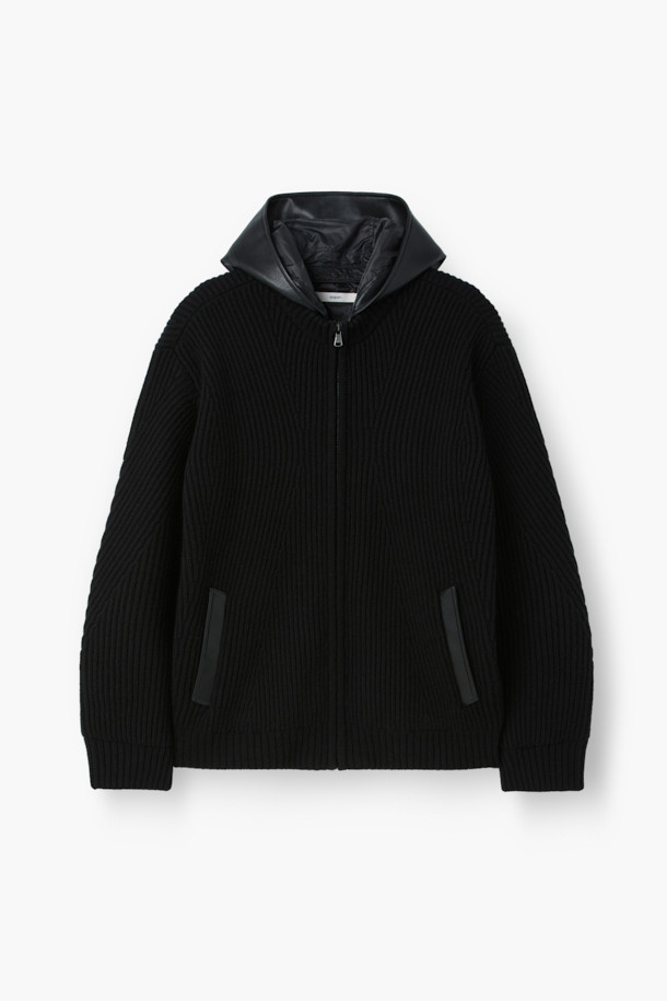 추운 겨울, 당신의 스타일을 책임질 디테쳐블 후드 니트 가디건입니다. 울 100% 소재로 제작되어 뛰어난 보온성과 부드러운 촉감을 선사하며, 레귤러 핏으로 편안한 착용감을 제공합니다. 후드 탈부착이 가능하여 다양한 스타일 연출이 용이하며, 페이크 레더 포켓 디테일이 돋보입니다. 블랙 컬러의 무지 디자인으로 클래식, 미니멀, 캐주얼 등 어떤 스타일에도 매치하기 좋으며, 출근룩과 모임룩에 모두 활용 가능합니다. 집업 방식으로 간편하게 착용할 수 있으며, 안감은 스트레치 소재로 활동성을 더했습니다.
