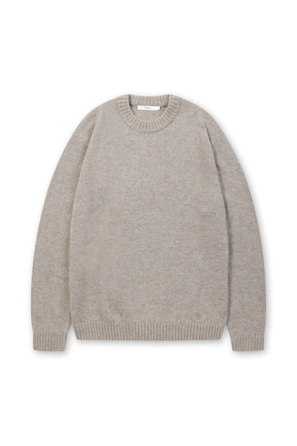 "셰기울" 알파카 라운드넥 니트 풀오버는 부드러운 촉감과 헤어리한 질감이 특징인 여성용 니트입니다. 베이직하고 미니멀한 스타일로, 겨울철 데일리룩과 집콕룩에 활용하기 좋습니다. 두꺼운 두께감과 보온성을 갖춰 추운 날씨에도 따뜻하게 입을 수 있으며, 세미 오버핏과 루즈핏으로 편안한 착용감을 제공합니다. 드롭숄더 디자인과 골지 소매단, 밑단이 돋보이며, 베이지와 멜란지 두 가지 색상으로 만나볼 수 있습니다. 울, 알파카, 나일론 혼방 소재로 제작되어 고급스러운 외관을 자랑합니다.
