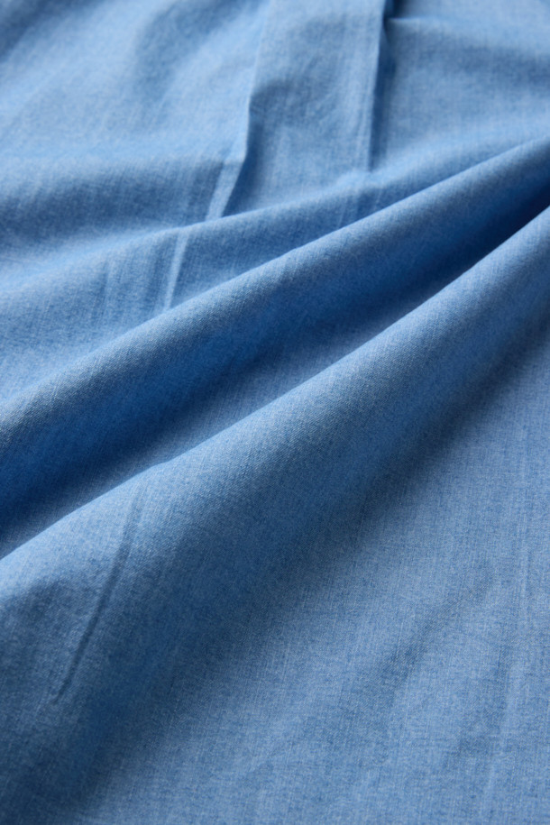 연청 컬러의 데님 코튼 셔츠입니다. 면과 데님 혼방의 NF21사 수입 원단을 사용하여 부드러운 촉감을 선사합니다. 얇은 두께감으로 사계절 내내 활용 가능하며, 차이나 칼라와 세미오버핏으로 캐주얼한 스타일을 연출할 수 있습니다. 드롭 숄더 디자인과 패치 포켓 디테일이 특징이며, 미니멀, 클래식 스타일을 선호하는 분들께 추천합니다. 긴 소매 기장의 무지 셔츠로 다양한 룩에 활용하기 좋습니다.
