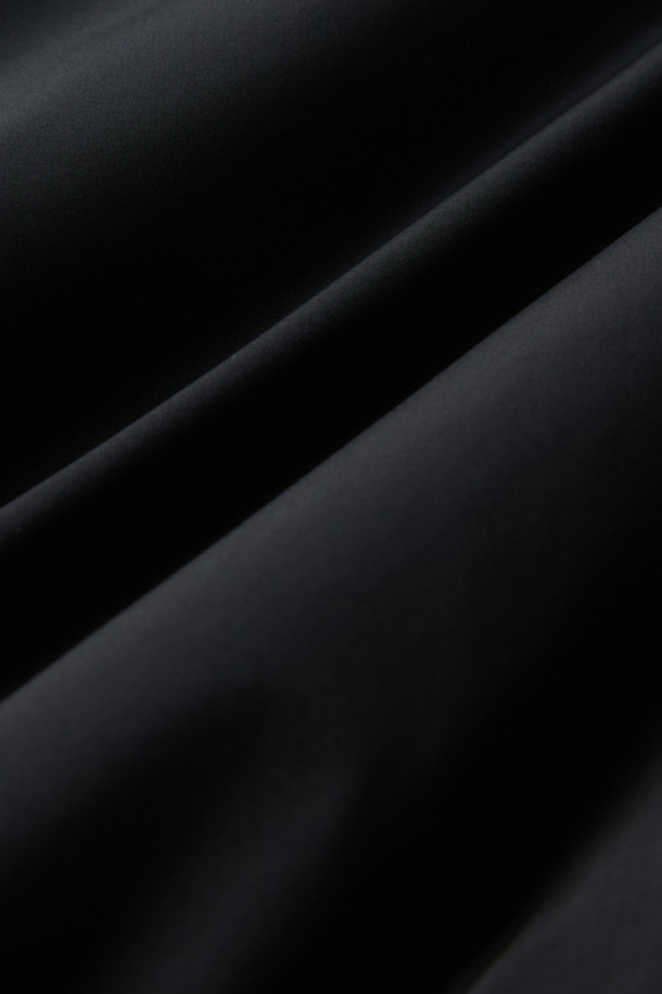 [epigram(에피그램) 여성] 하이넥 패딩 점퍼(머플러set)는 미니멀한 스타일을 추구하는 여성 고객을 위한 겨울철 필수 아우터입니다. 보온성과 경량성을 갖춘 이 패딩 점퍼는 부드러운 촉감의 나일론 소재와 두꺼운 두께감으로 제작되었습니다. 하이넥 디자인과 머플러 세트 구성으로 더욱 따뜻하고 포근한 착용감을 제공하며, 드롭숄더, 볼륨감 있는 실루엣, 소매 턱 디테일, 엘라스틱 밴딩, 드로우스트링 등의 특징으로 스타일리시함을 더했습니다. 숏 기장의 오버핏으로 다양한 룩에 매치하기 좋으며, 출근룩과 모임룩 등 TPO에 구애받지 않고 폭넓게 활용할 수 있습니다.
