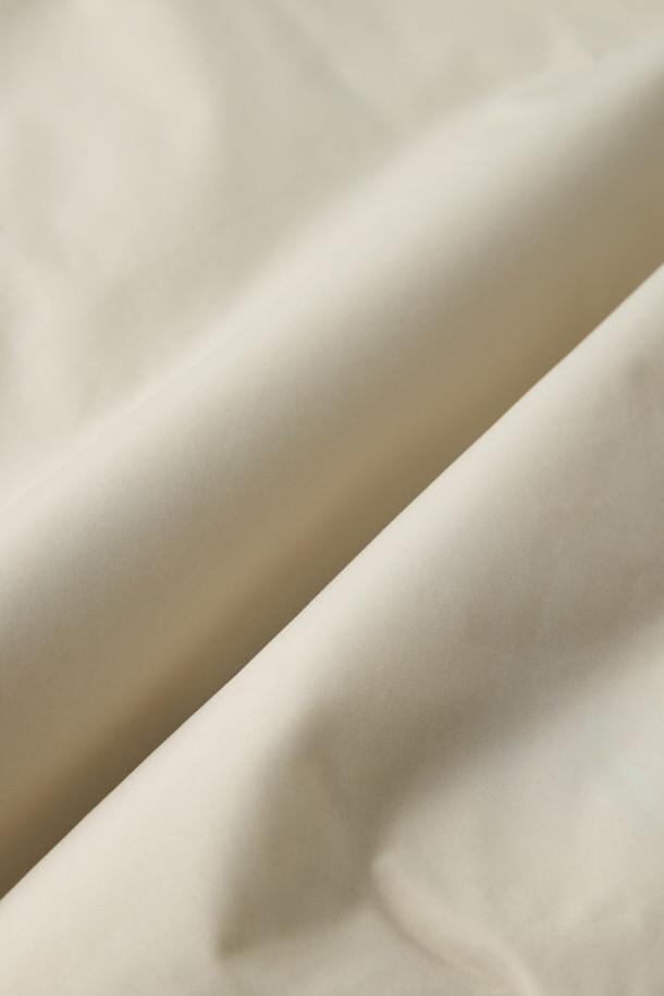 **하이넥 패딩 점퍼(머플러set)**는 겨울철 데일리룩, 동네 마실룩, 산책룩에 어울리는 미니멀하고 베이직한 스타일의 아우터입니다. 아이보리, 화이트 두 가지 색상으로 출시되었으며, 숏 기장의 오버핏 디자인으로 편안한 착용감을 선사합니다. 하이넥 디자인과 머플러 세트 구성으로 보온성을 높였으며, 드롭 숄더, 입체 패턴, 볼륨감, 소매 턱 디테일, 드로우스트링, 아웃포켓 등 다양한 특징을 갖추었습니다. 부드러운 촉감의 폴리에스터 소재로 제작되었으며, 두꺼운 두께감과 경량 패딩 안감으로 따뜻함을 유지해 줍니다. 
