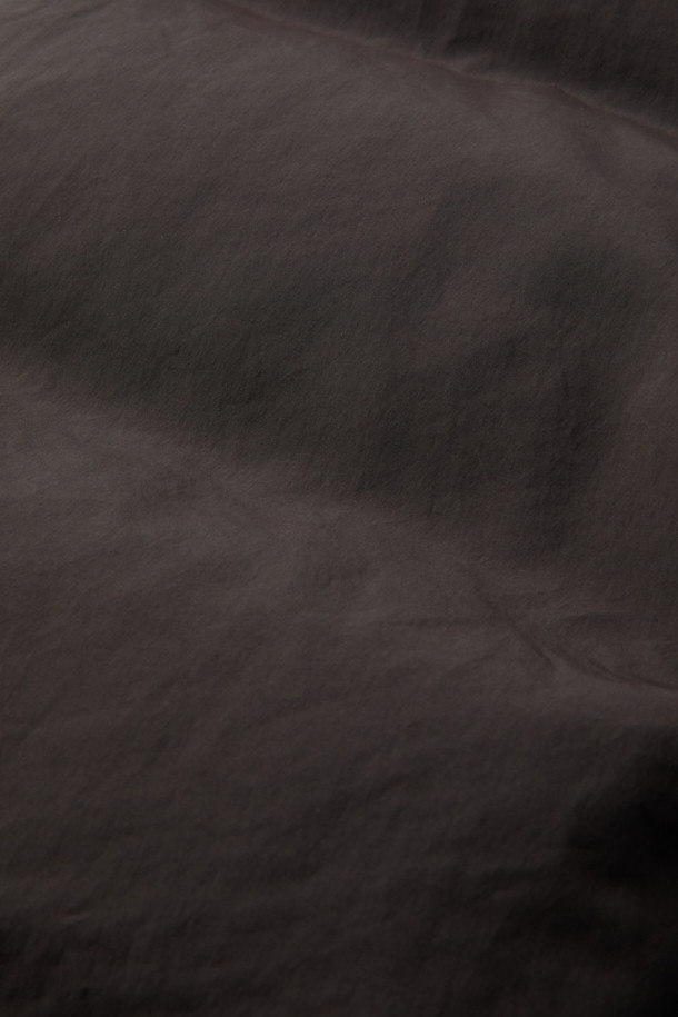 [epigram 여성] 카라 숏다운 점퍼는 미니멀하고 클래식한 스타일을 추구하는 여성들을 위한 겨울철 필수 아이템입니다. 부드러운 촉감의 폴리에스테르 소재와 두꺼운 두께감으로 뛰어난 보온성을 제공하며, 방수 기능까지 갖춰 눈, 비로부터 안전하게 보호해줍니다. 카라넥 디자인과 넌퀼팅 스타일로 세련된 분위기를 연출하며, 덕다운 충전재와 히든 포켓, 고밀도 원단, 형태 안정성 등 섬세한 디테일이 돋보입니다. 출근룩으로도 손색없는 레귤러핏의 브라운 컬러 숏다운 점퍼로, 긴 소매와 지퍼 및 스냅 여밈 방식을 통해 편안하게 착용할 수 있습니다.
