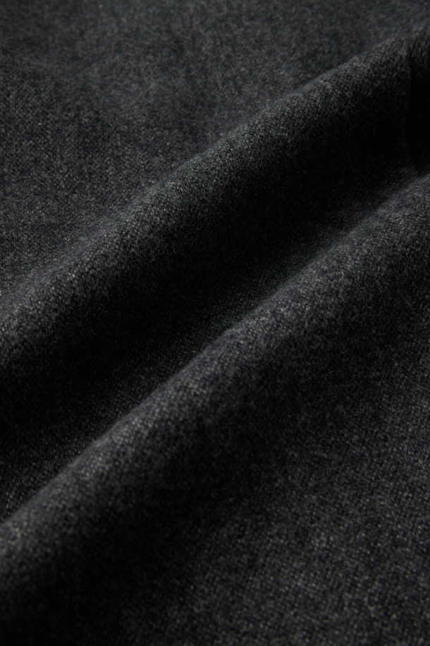 알파카 체스터 코트는 부드러운 촉감과 뛰어난 보온성을 자랑하는 겨울철 필수 아우터입니다. 클래식하고 모던한 무드를 동시에 느낄 수 있으며, 히든 버튼과 루즈핏 디자인으로 편안한 착용감을 선사합니다. 무지 패턴의 그레이 컬러로 어떤 스타일에도 쉽게 매치할 수 있으며, 오피스룩, 출근룩, 모임룩 등 다양한 TPO에 활용 가능합니다. 스티치리스 봉제, 하프라이닝, 사이드 슬릿 등의 디테일과 알파카와 울 혼방 소재는 고급스러운 분위기를 더합니다. 미니멀, 시크 스타일을 선호하는 분들께 추천합니다.
