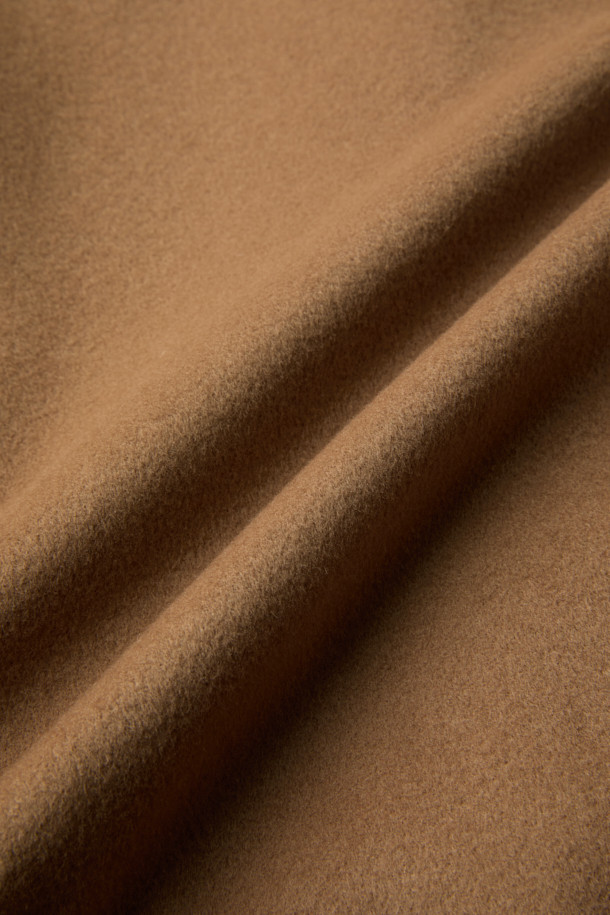 탈부착 퍼 카라 FUR (퍼) 디테쳐블 울 블루종 점퍼는 부드러운 메리노울과 울 소재로 제작되어 겨울철에도 따뜻하게 착용할 수 있습니다. 숏 기장의 볼륨감 있는 핏과 집업 여밈 방식으로 편안함을 더했으며, 클래식과 캐주얼 스타일 모두 소화 가능한 디자인입니다. 퀄팅 안감과 패딩 충전재는 보온성을 높이고, 니트 소매단과 밑단 마감으로 안정적인 착용감을 제공합니다. 은은한 광택감이 매력적인 이 블루종은 탈부착 가능한 퍼 카라로 다양한 스타일을 연출할 수 있습니다.
