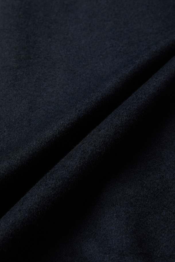 FUR 디테쳐블 울 블루종 점퍼는 클래식한 무드의 겨울철 남성 아우터입니다. 네이비 컬러의 숏 기장 블루종으로, 탈부착 가능한 FUR(퍼) 디테쳐블 카라가 특징입니다. 보온성을 높여주는 퀄팅 안감과 패딩 안감, 부드러운 촉감의 울 소재를 사용하여 제작되었습니다. 니트 소매단과 밑단 마감으로 편안함을 더했으며, 집업 스타일과 루즈핏으로 출근룩과 비즈니스 캐주얼에 활용하기 좋습니다.
