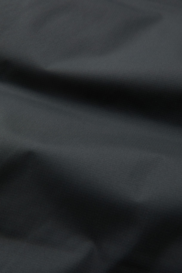 논퀼팅 숏 카라 다운은 미니멀하고 베이직한 스타일의 겨울철 필수 아우터입니다. 블랙 컬러의 무지 디자인으로, 출근룩과 여행룩 등 다양한 TPO에 활용하기 좋습니다. 숏 기장의 레귤러핏으로 제작되었으며, 버튼 여밈 방식과 부드러운 촉감이 특징입니다. 700~750 필파워의 다운 80%, 깃털 20% 충전재에 벨루어 기모 안감, 리브 니트 소매 안감으로 보온성을 높였습니다. 플랩 포켓, 사이드 포켓, 드로우스트링 밑단 등 실용적인 디테일과 방풍, 자외선 차단, 속건, 경량 기능을 갖춘 제품입니다.
