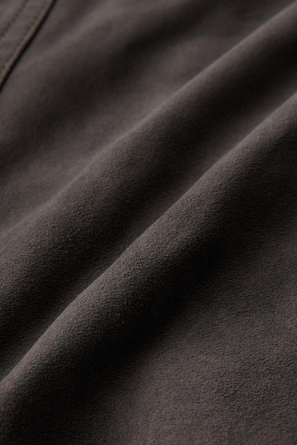 가을과 겨울, 당신의 스타일을 책임질 '고트 스웨이드 점퍼'입니다. 고급스러운 고트 스웨이드 소재와 부드러운 촉감이 특징이며, 세미 오버핏으로 편안한 착용감을 선사합니다. 브라운 컬러의 무지 디자인은 클래식하면서도 미니멀한 분위기를 연출하며, 2WAY 지퍼, 사이드 포켓, 히든 스냅 디테일이 돋보입니다. 긴 소매와 소매/밑단 사이즈 조절 기능으로 완벽한 핏을 완성할 수 있으며, 데이트룩, 모임룩 등 다양한 TPO에 활용하기 좋습니다.
