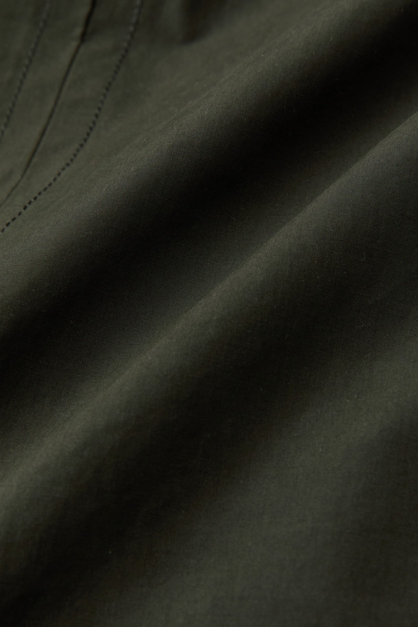 세련된 무드의 하이넥 FUR (퍼) 미들 다운입니다. 클래식하고 미니멀한 스타일로, 일상과 출근, 여행 등 다양한 TPO (티피오)에 활용하기 좋습니다. 방풍, 발수, 보온 기능으로 혹독한 겨울 추위에도 끄떡없으며, 왁스 코팅 처리된 나일론 소재로 고급스러움을 더했습니다. 머스코비 다운(700~750 필파워)과 다운 80%, 깃털 20% 충전재, 페이크 퍼 배색, 소뿔 단추, 허리 스트링 디테일로 보온성과 스타일을 동시에 잡았습니다.
