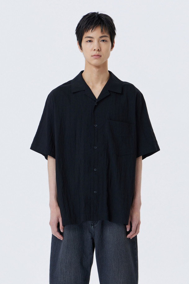 부드러운 레이온 소재로 제작되어 시원한 착용감을 선사하는 남성용 크링클 오버핏 반팔 셔츠입니다. 은은한 광택감과 라글란 소매 디자인, 히든 버튼 여밈 방식으로 세련된 무드를 더하며, 캐주얼하고 베이직한 스타일을 연출합니다. 셋업으로 착용 가능한 블랙 컬러의 얇은 두께 셔츠로, 여름철 편안하고 스타일리시한 데일리룩을 완성해보세요.
