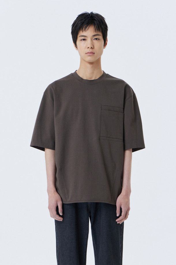 부드러운 촉감이 돋보이는 브라운 컬러의 오버핏 반팔 티셔츠입니다. 면과 스판덱스 혼방의 MVS 방적 원단을 사용하여 편안한 착용감과 신축성을 제공하며, 밑단 다트 디테일, 주머니 절개선, 랍바 마감 처리로 완성도를 높였습니다. 미니멀하고 베이직한 디자인으로 봄, 여름 데일리룩에 활용하기 좋은 아이템입니다.
