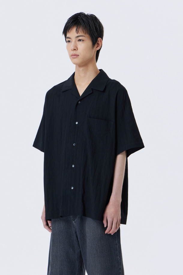 부드러운 레이온 소재로 제작되어 시원한 착용감을 선사하는 남성용 크링클 오버핏 반팔 셔츠입니다. 은은한 광택감과 라글란 소매 디자인, 히든 버튼 여밈 방식으로 세련된 무드를 더하며, 캐주얼하고 베이직한 스타일을 연출합니다. 셋업으로 착용 가능한 블랙 컬러의 얇은 두께 셔츠로, 여름철 편안하고 스타일리시한 데일리룩을 완성해보세요.
