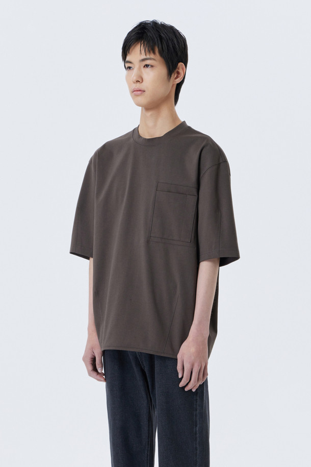 부드러운 촉감이 돋보이는 브라운 컬러의 오버핏 반팔 티셔츠입니다. 면과 스판덱스 혼방의 MVS 방적 원단을 사용하여 편안한 착용감과 신축성을 제공하며, 밑단 다트 디테일, 주머니 절개선, 랍바 마감 처리로 완성도를 높였습니다. 미니멀하고 베이직한 디자인으로 봄, 여름 데일리룩에 활용하기 좋은 아이템입니다.
