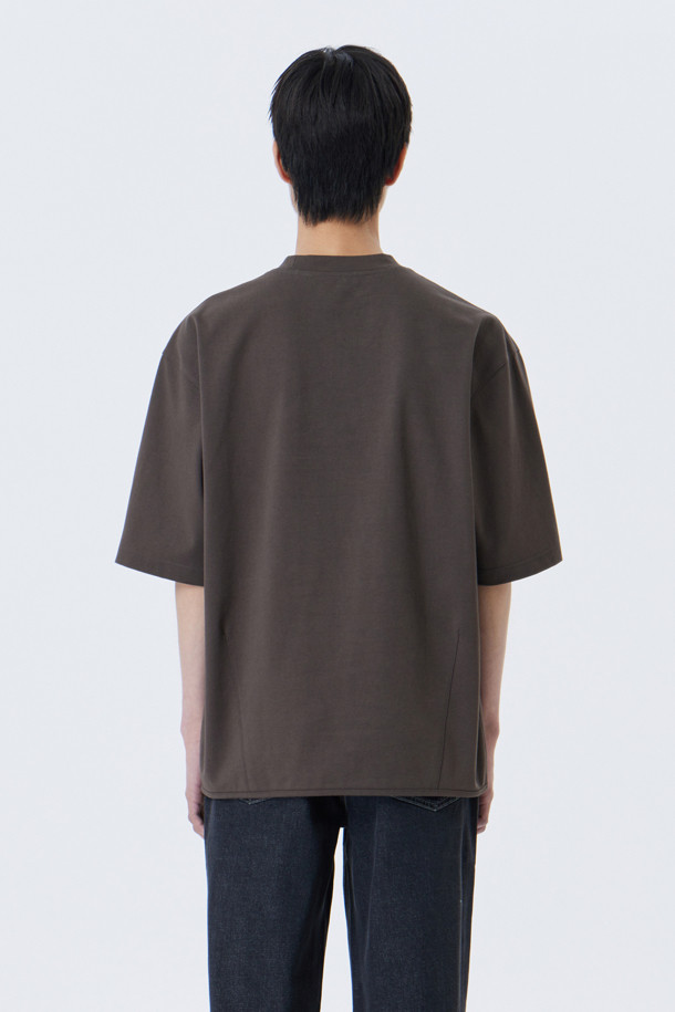 부드러운 촉감이 돋보이는 브라운 컬러의 오버핏 반팔 티셔츠입니다. 면과 스판덱스 혼방의 MVS 방적 원단을 사용하여 편안한 착용감과 신축성을 제공하며, 밑단 다트 디테일, 주머니 절개선, 랍바 마감 처리로 완성도를 높였습니다. 미니멀하고 베이직한 디자인으로 봄, 여름 데일리룩에 활용하기 좋은 아이템입니다.

