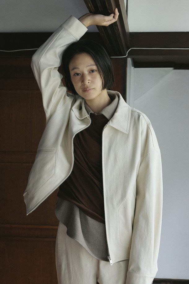 [epigram 여성] 숏 블루종 코튼 점퍼(Set-up)는 면 소재로 제작되어 부드러운 촉감을 선사하는 여성용 캐주얼 블루종입니다. 숏 기장의 레귤러핏으로 래글런 소매와 지퍼형 여밈 방식을 갖추고 있으며, 간절기나 가을에 착용하기 좋습니다. 스트링 디테일과 사이드 포켓이 있어 실용성을 더했으며, 무지 디자인으로 미니멀하고 클래식한 스타일을 연출합니다. 산책룩이나 데이트룩에 다양하게 활용할 수 있으며, 스트레치성이 있어 편안한 착용감을 제공합니다.
