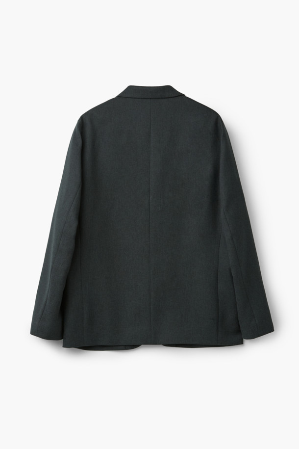 멜란지 차콜 컬러의 싱글 릴렉스 셋업 재킷입니다. 부드러운 촉감의 폴리에스테르 소재로 제작되어 편안한 착용감을 선사하며, 봄, 가을 시즌에 활용하기 좋습니다. 릴렉스 핏과 싱글 버튼 여밈으로 미니멀하고 포멀한 스타일을 연출합니다. 플랩 포켓과 멜란지 트윌 조직, 신축성 있는 소재로 활동성을 더했습니다. 오피스룩, 비즈니스 캐주얼, 모임룩 등 다양한 TPO에 미니멀, 클래식, 시크한 무드로 활용할 수 있습니다.
