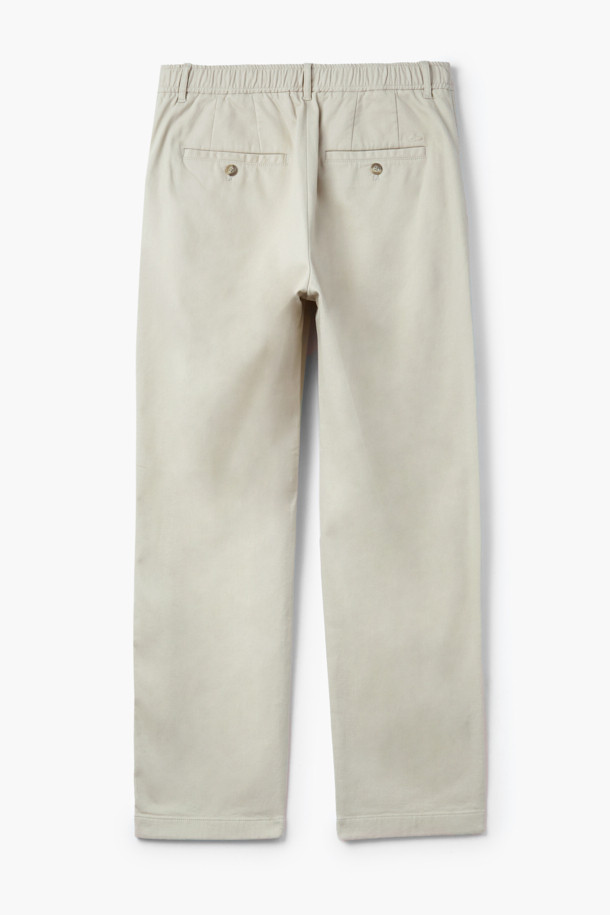 코튼 위켄드 원턱 팬츠는 부드러운 촉감의 면과 스판덱스 혼방 소재로 제작되어 편안한 착용감을 선사합니다. 베이직하고 캐주얼한 스타일로, 출근룩과 비즈니스 캐주얼에 활용하기 좋습니다. 엉덩이 부분에 여유를 더한 위켄드핏과 다리가 길어 보이는 테이퍼드 핏으로 세련된 실루엣을 연출합니다. 원턱 디자인과 하프 밴딩으로 편안함을 더했으며, 구김이 적고 관리가 용이하여 실용적입니다. 가을 시즌에 어울리는 베이지 컬러의 긴 기장 바지입니다.