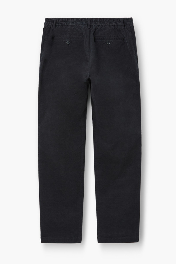 부드러운 면과 레이온 혼방 소재로 제작되어 겨울철에도 따뜻하게 착용 가능한 브러시드 데일리 팬츠입니다. 블랙 컬러의 무지 디자인으로 어떤 스타일에도 매치하기 쉬우며, 슬림 핏과 스트레이트 핏으로 세련된 핏을 연출합니다. 벨벳과 같은 브러시드 가공으로 부드러운 촉감을 선사하며, 은은한 빈티지 느낌을 더해줍니다. 허리는 하프 밴딩으로 편안하게 착용 가능하며, 일상에서 편안함과 스타일리시함을 동시에 만족시키는 아이템입니다. 캐주얼, 미니멀, 클래식 스타일을 즐겨 입는 분들께 추천합니다.
