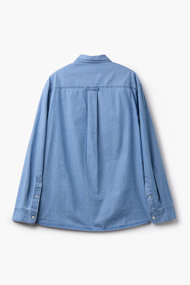 연청 컬러의 데님 코튼 셔츠입니다. 면과 데님 혼방의 NF21사 수입 원단을 사용하여 부드러운 촉감을 선사합니다. 얇은 두께감으로 사계절 내내 활용 가능하며, 차이나 칼라와 세미오버핏으로 캐주얼한 스타일을 연출할 수 있습니다. 드롭 숄더 디자인과 패치 포켓 디테일이 특징이며, 미니멀, 클래식 스타일을 선호하는 분들께 추천합니다. 긴 소매 기장의 무지 셔츠로 다양한 룩에 활용하기 좋습니다.
