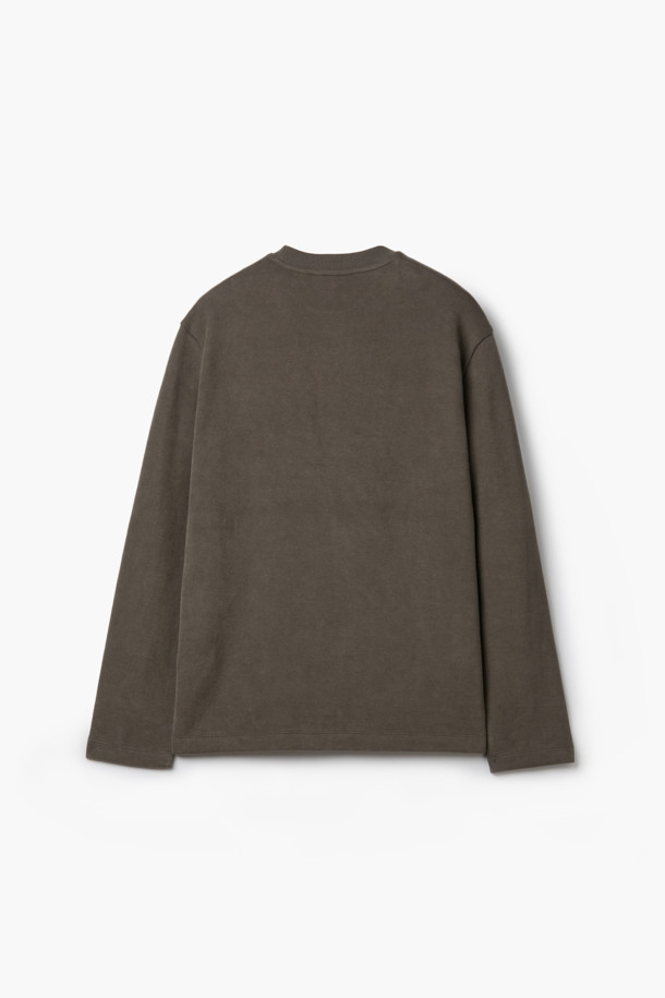 사카리바 라운드 티셔츠는 겨울철 데일리룩에 어울리는 베이직 스타일의 긴소매 티셔츠입니다. 부드러운 촉감의 사카리바 소재로 제작되었으며, 두꺼운 두께감으로 보온성을 높였습니다. 무지 디자인에 레귤러핏으로 제작되어 미니멀, 클래식, 캐주얼 스타일을 모두 소화할 수 있습니다. 라운드넥 디자인과 피치드 가공, 싱글 조직으로 깔끔한 마감을 자랑합니다. 아이보리, 다크그레이 두 가지 색상으로 출시되었습니다.
