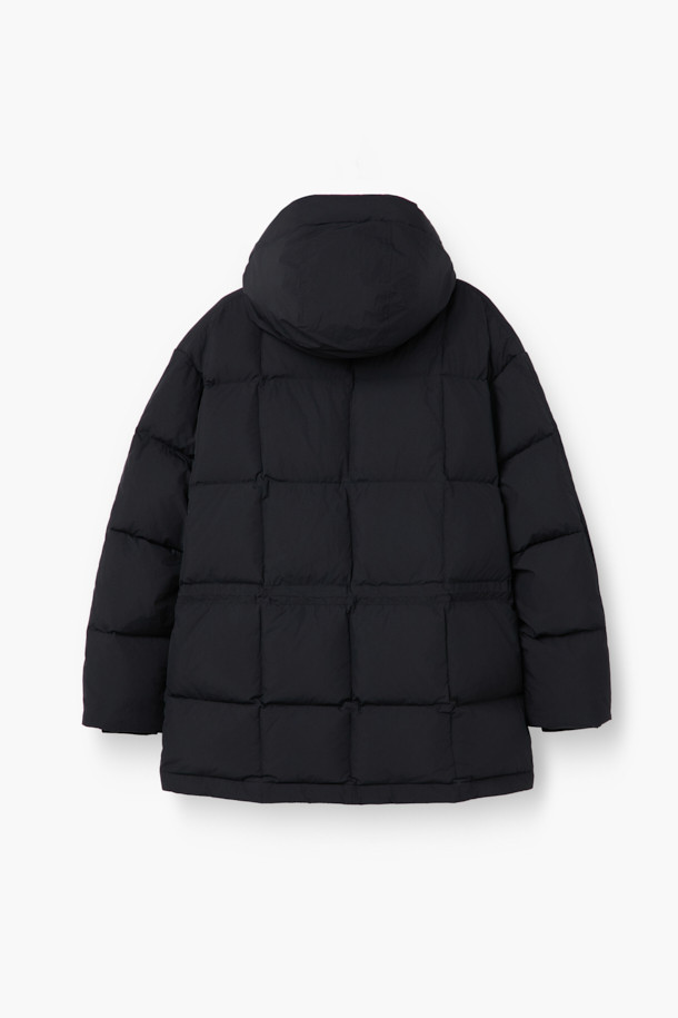 클래식한 매력의 스퀘어 퀼팅 후드 미들 다운은 겨울철 출근룩과 여행룩에 모두 잘 어울립니다. 부드러운 머스코비 다운 충전재(솜털 80%, 깃털 20%)와 필파워 700~750으로 뛰어난 보온성을 제공하며, 여유로운 핏으로 편안한 착용감을 선사합니다. 허리 스트링, 빅 포켓, 내부 및 하단 보조 포켓, 후드 디자인으로 실용성을 높였으며, 버튼 여밈 방식으로 간편하게 착용할 수 있습니다. 미디엄 기장의 블랙 컬러 다운 점퍼로, 미니멀하고 캐주얼한 스타일을 연출하기 좋습니다.
