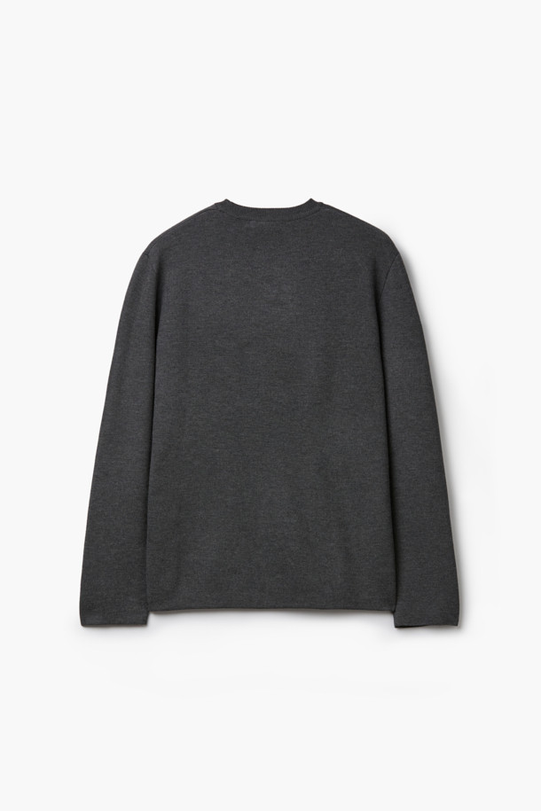 부드러운 촉감이 특징인 이중직 에센셜 풀오버 니트입니다. 레이온, 폴리에스테르, 나일론, 캐시미어 혼방 소재로 제작되어 겨울철에도 따뜻하게 착용 가능하며, 우수한 보온성과 복원력, 내구성을 자랑합니다. 차콜 그레이 컬러의 라운드넥 디자인으로, 미니멀하고 베이직한 스타일을 연출합니다. 레귤러핏과 긴소매 기장으로 편안한 착용감을 선사하며, 일상, 집콕, 산책 등 다양한 상황에서 활용하기 좋습니다. 미니멀, 클래식, 캐주얼 스타일을 즐기는 분들에게 추천합니다.
