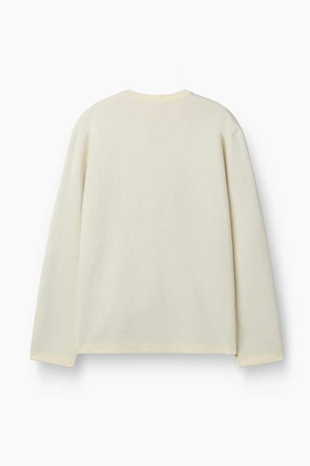 부드러운 촉감과 뛰어난 보온성을 자랑하는 이중직 에센셜 풀오버 니트입니다. 레이온, 폴리에스테르, 나일론, 캐시미어 혼방 소재로 제작되어 겨울철에도 따뜻하게 착용할 수 있습니다. 베이직하고 미니멀한 디자인으로 출근룩, 모임룩 등 다양한 TPO에 활용 가능하며, 클래식, 미니멀, 캐주얼 스타일 모두 소화 가능한 아이템입니다. 레귤러핏 라운드넥 긴소매 디자인으로, 아이보리 색상의 무지 패턴이 어떤 스타일에도 자연스럽게 어울립니다. 뛰어난 복원력과 내구성으로 오랫동안 변함없이 착용할 수 있습니다.
