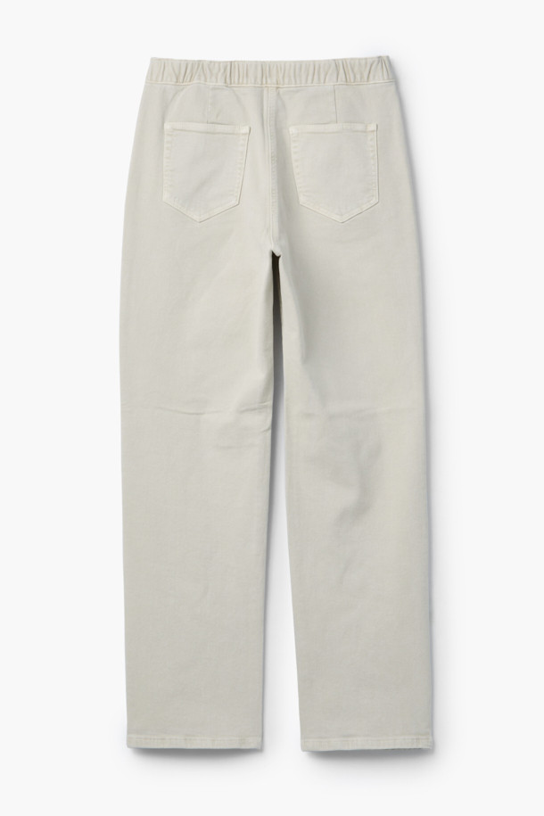 [epigram 여성] 기모 다잉 데님 팬츠는 포근한 겨울을 위한 캐주얼 데님 팬츠입니다. 부드러운 기모 안감과 두꺼운 두께감으로 뛰어난 보온성을 제공하며, 허리 뒷면 밴딩과 스판 혼용으로 편안한 착용감을 선사합니다. 슬림핏과 배기핏 두 가지 스타일로 출시되어, 데일리룩, 집콕룩, 동네 마실룩 등 다양한 TPO에 활용하기 좋습니다. 미니멀, 캐주얼, 클래식 스타일을 즐겨 입는 여성분들께 추천합니다.
