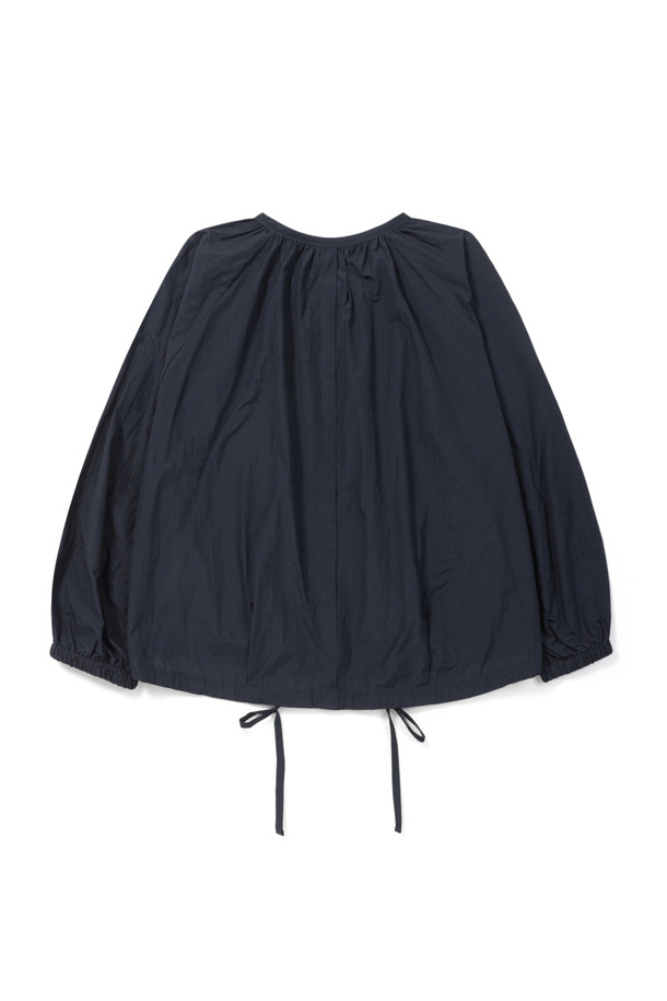 **에피그램 여성 스트링 볼륨 셔켓**은 캐주얼하고 미니멀한 스타일을 추구하는 여성 고객을 위한 상의입니다. 네이비 컬러의 무지 디자인으로, 봄, 여름 시즌에 활용하기 좋습니다. 라운드넥에 반소매 기장이며, 크롭 기장으로 시원한 느낌을 줍니다. 얇은 두께감과 스트링 및 셔링 디테일, 볼륨감 있는 실루엣이 특징이며, 세미 드롭 숄더와 스트링 조절로 다양한 핏을 연출할 수 있습니다. 데이트룩에 적합한 아이템입니다.
