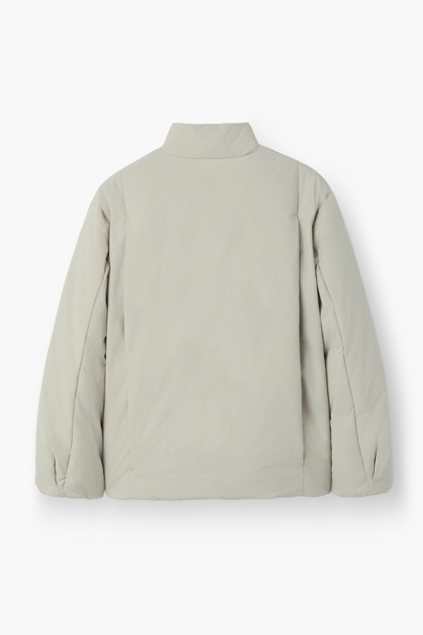 [epigram 여성] 숏 하이넥 경량 다운은 겨울철 데일리룩과 출근룩에 모두 잘 어울리는 여성용 아우터입니다. 아이보리, 블랙 두 가지 색상으로 출시되었으며, 얇은 두께감과 부드러운 촉감으로 편안한 착용감을 선사합니다. 하이넥 디자인과 턱 디테일, 드롭 숄더, 히든 스냅 버튼, 이중 여밈, 드로우스트링 등의 특징으로 베이직하면서도 세련된 스타일을 연출합니다. 오버핏 숏패딩으로, 가볍고 보온성이 뛰어난 덕다운 안감과 경량 소재인 폴리에스터, 나일론 혼방으로 제작되었습니다.
