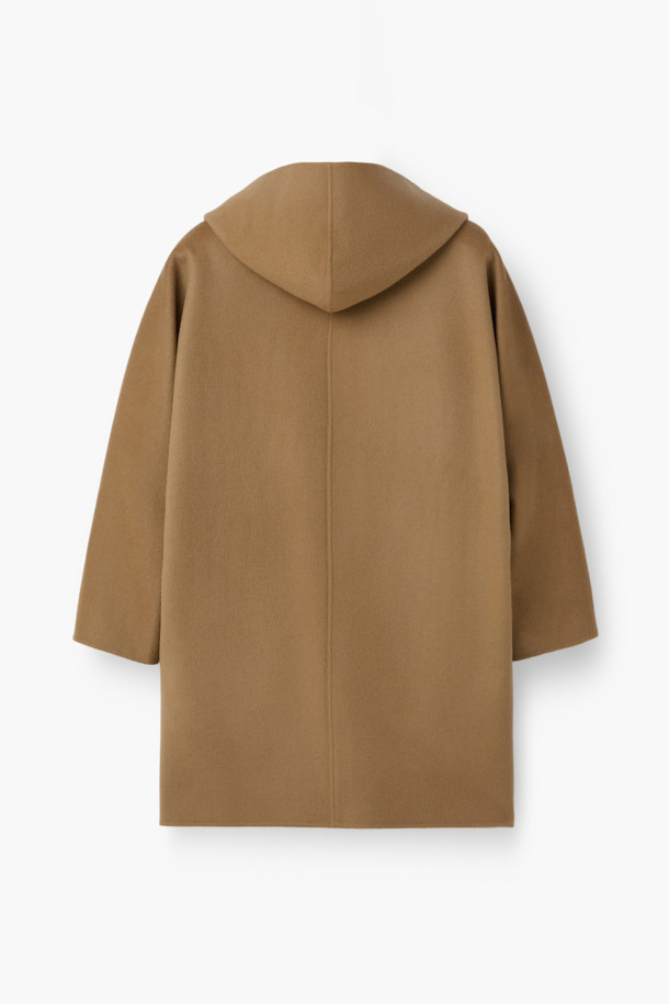 [epigram여성] 울캐시 블렌드 후드코트는 부드러운 울과 캐시미어 혼방 소재로 제작되어 포근한 착용감을 선사합니다. 베이지와 카멜 두 가지 컬러로 출시되었으며, 숄칼라 후드 디자인에 더블 버튼 여밈으로 클래식하고 세련된 분위기를 연출합니다. 루즈핏으로 편안함을 강조했으며, 데일리룩부터 포멀한 자리까지 폭넓게 활용 가능합니다. 가을, 겨울 시즌에 어울리는 두꺼운 두께감과 핸드메이드 봉제, 히든 포켓, 더블브레스티드 디테일이 돋보이는, 스타일리시한 여성용 아우터입니다. 출근룩, 모임룩, 데이트룩 등 다양한 TPO에 맞춰 클래식, 미니멀, 캐주얼 스타일을 완성해보세요.
