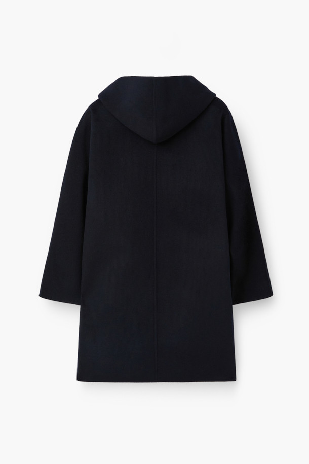 [epigram 여성] 울캐시 블렌드 후드코트는 울과 캐시미어 혼방 소재로 제작되어 부드러운 촉감과 뛰어난 보온성을 자랑합니다. 숄칼라와 후드 디자인이 세련된 멋을 더하며, 데일리룩과 포멀룩 모두 소화 가능한 활용도를 갖췄습니다. 네이비 컬러의 무지 디자인에 더블 버튼 여밈 방식과 루즈핏으로 클래식하면서도 캐주얼한 스타일을 연출합니다. 핸드메이드 봉제와 히든 포켓 디테일로 고급스러움을 더한 하프 기장의 겨울 아우터입니다. 출근룩, 모임룩, 데이트룩 등 다양한 TPO에 맞춰 미니멀하고 클래식한 스타일을 완성해보세요.
