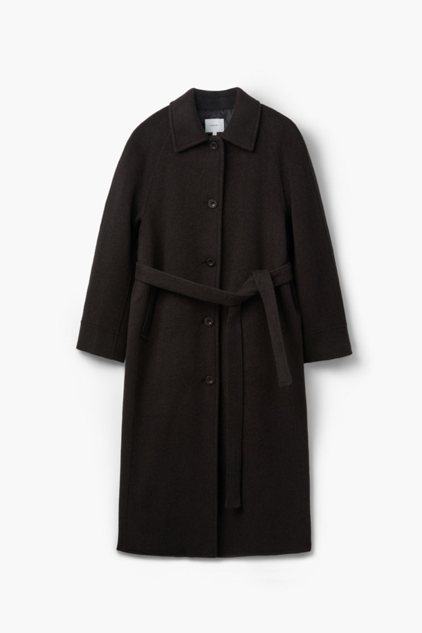 [epigram 여성] 울캐시 발마칸 롱코트는 부드러운 울과 캐시미어 혼방 소재로 제작되어 가을, 겨울 시즌에 따뜻하게 착용할 수 있는 여성용 발마칸 코트입니다. 블랙 컬러의 미니멀하고 클래식한 디자인으로, 출근룩, 오피스룩, 모임룩 등 다양한 TPO에 활용 가능합니다. 오버핏 실루엣에 롱 기장으로, 퀼팅 안감과 탈착 가능한 벨트, 등판 트임, 스트라이프 소매 안감 등의 디테일이 돋보입니다. 긴 소매와 두꺼운 두께감으로 보온성을 높였으며, 부드러운 촉감이 특징입니다. 버튼 여밈 방식으로 간편하게 착용할 수 있습니다.
