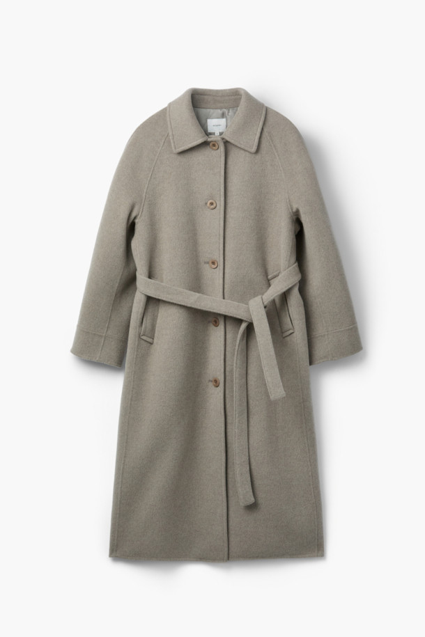 가을, 겨울 시즌을 위한 울캐시 발마칸 롱코트입니다. 베이지와 그레이 두 가지 컬러로 출시되었으며, 미니멀하고 클래식한 스타일을 연출합니다. 부드러운 촉감의 울과 캐시미어 혼방 소재로 제작되어 고급스러운 착용감을 선사합니다. 오버핏과 루즈핏 디자인으로 편안하게 착용 가능하며, 퀼팅 안감, 등판 뒤트임, 탈착 가능한 벨트 등의 디테일이 돋보입니다. 겨울 데일리룩, 오피스룩, 모임룩 등 다양한 TPO에 활용 가능하며, 소매 스트라이프 배색과 핸드메이드 봉제 디테일로 시크한 무드를 더했습니다.
