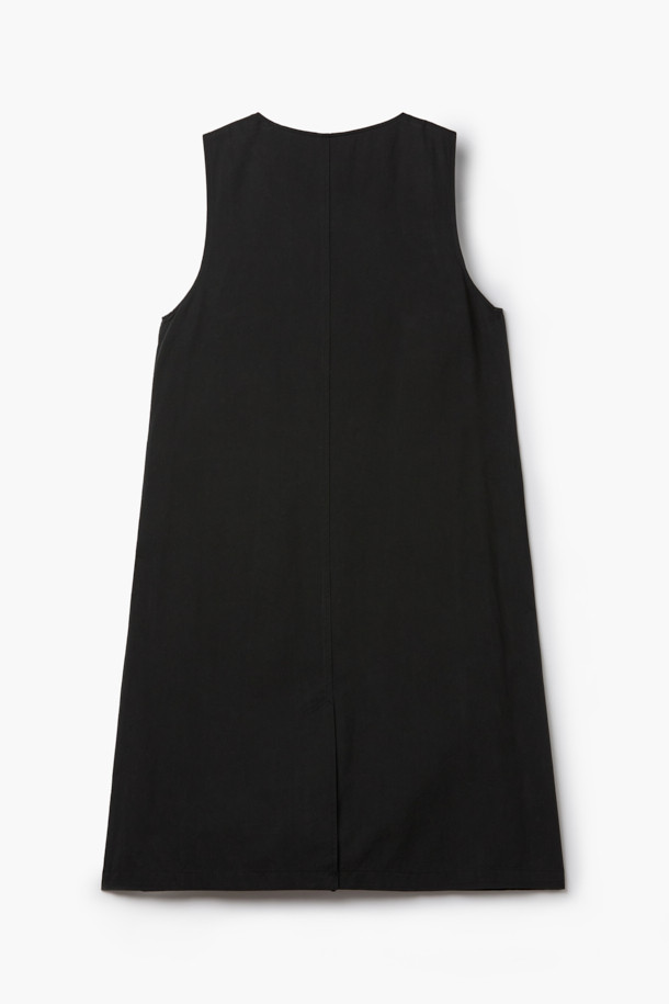 [epigram 여성] 레이어드 버튼 원피스는 간절기와 사계절 모두 활용 가능한 데일리 원피스입니다. 심플하고 미니멀한 블랙 컬러의 코튼 혼방 소재로 제작되어 탄탄한 촉감을 자랑하며, 여유 있는 A라인 핏으로 편안하게 착용할 수 있습니다. 라운드넥 디자인에 앞면 전체 버튼 여밈, 와이드 아웃포켓, 무릎을 덮는 기장감으로 실용성을 더했습니다. 레이어드 스타일 연출이 가능하여 카페룩, 쇼핑룩 등 다양한 TPO에 맞춰 미니멀, 클래식, 캐주얼 무드로 스타일링할 수 있습니다.
