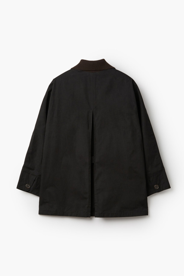 [epigram(에피그램) 여성] 니트 카라 플리츠 툭자켓은 클래식과 모던 무드를 동시에 자아내는 아우터입니다. 브라운, 블랙 두 가지 색상으로 출시되었으며, 간절기부터 초겨울까지 착용하기 좋습니다. 면, 나일론, 니트 혼방의 부드러운 촉감과 두꺼운 두께감으로 포근함을 선사하며, 래글런 소매, 세미 드롭 숄더, 플리츠 디테일이 특징입니다. 니트 카라와 체크 안감, Comfortemp® 충전재를 사용하여 보온성을 높였으며, 스트레이트 핏과 버튼 여밈 방식입니다. 겨울 데일리룩, 오피스룩, 모임룩 등 다양한 TPO에 미니멀, 시크 스타일로 연출하기 좋습니다.
