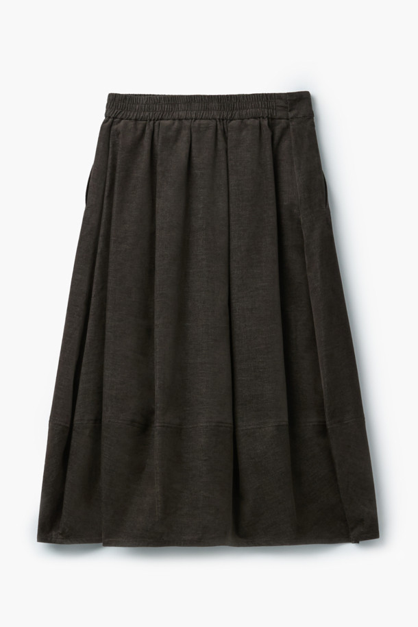 [epigram여성] 코쿤 볼륨 스커트 (set-up)는 모던하고 유니크한 스타일을 연출하는 여성용 코쿤 스커트입니다. 간절기와 겨울에 착용하기 좋으며, 블랙 컬러의 무지 디자인으로 어떤 상의와도 쉽게 매치할 수 있습니다. 풀 밴딩, 사이드 지퍼, 스냅 여밈, 양쪽 포켓, 절개 라인, 사선 주름 디테일이 돋보이며, 볼륨 핏과 풀 스커트 타입으로 편안하면서도 스타일리시한 룩을 완성합니다. 셋업으로 다양한 스타일을 연출할 수 있으며, 겨울 데일리룩, 모임룩, 출근룩 등 TPO에 맞춰 미니멀, 클래식, 시크한 분위기를 낼 수 있습니다.
