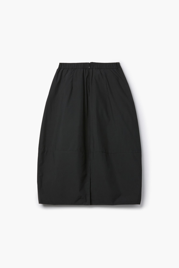 [epigram(에피그램) 여성] 패디드 볼륨 스커트는 겨울철 데일리룩과 동네 마실룩에 적합한 미니멀하고 모던한 스타일의 스커트입니다. 블랙 컬러의 폴리에스테르 소재로 제작되었으며, 가볍고 따뜻한 착용감을 위해 Comfortemp® 충전재를 사용한 패딩 안감을 더했습니다. 허리 밴딩과 사이드 포켓 디테일, 그리고 앞판 절개 디자인이 특징이며, 코쿤 및 A라인 핏으로 세련된 실루엣을 연출합니다. 두꺼운 두께감과 부드러운 촉감으로 겨울철에도 따뜻하게 입을 수 있는 볼륨핏 미니스커트입니다.
