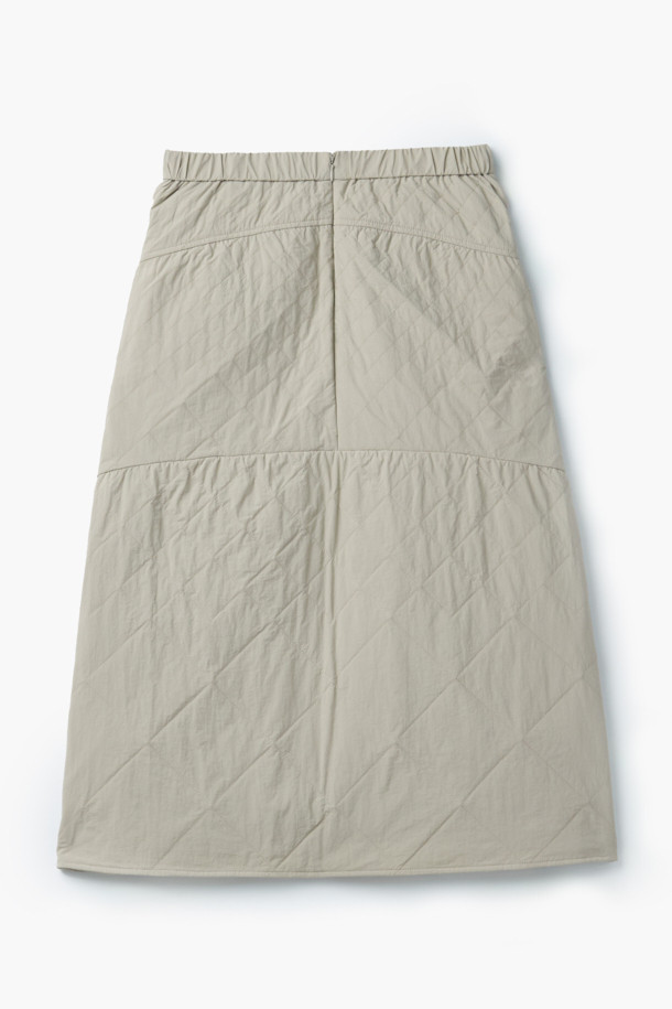 [에피그램 여성] 퀼팅 패디드 스커트는 캐주얼하고 미니멀한 겨울 데일리룩을 위한 필수 아이템입니다. A라인 플레어 핏의 볼륨감 있는 디자인으로, 부드러운 나일론 소재와 퀼팅, 코듀로이 배색 디테일이 특징입니다. 1oz 두께의 프로이덴베르크사 친환경 리사이클 충전재를 사용하여 보온성과 경량성을 동시에 갖췄습니다. 지퍼와 훅 여밈 방식에 허리 전체 밴딩, 사이드 포켓을 더해 편안함과 실용성을 높였으며, 간절기부터 겨울까지 따뜻하게 착용할 수 있습니다. 산책룩, 동네 마실룩 등 다양한 상황에서 스타일리시하게 연출해보세요.