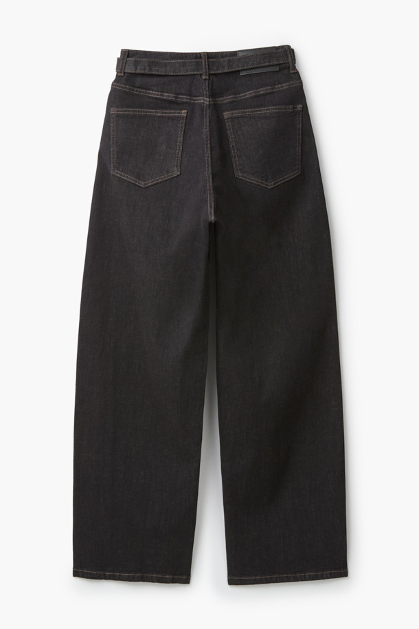 [epigram 여성] 논페이드 커브드 데님 팬츠는 도시적이고 세련된 스타일을 추구하는 여성들을 위한 데님 팬츠입니다. 인디고 컬러의 긴 기장으로, 사계절 내내 활용 가능하며, 부드러운 촉감의 데님 소재로 편안한 착용감을 선사합니다. 하이웨이스트 디자인과 아웃심 곡선 절개, 입체 핏으로 다리 라인을 더욱 돋보이게 합니다. YKK 지퍼, 후크/단추 여밈, 더블 스티치, 논페이드 원단, 스판 혼용, 벨트 옵션, 한지 와펜 디테일 등 섬세한 디테일이 돋보이는 아이템입니다. 시크, 미니멀, 클래식한 스타일을 즐겨 입는 분들께 데이트룩, 쇼핑룩으로 추천합니다.
