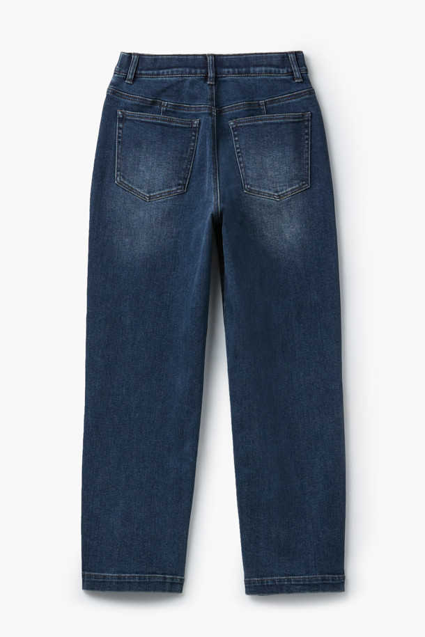 [epigram여성] 테이퍼드 배기핏 기모 데님 팬츠는 캐주얼하고 미니멀한 스타일을 추구하는 여성들을 위한 겨울철 데일리룩 필수템입니다. 다크 블루와 다크 그레이 두 가지 색상으로 출시되었으며, 부드러운 촉감의 데님, 기모, 코튼, 스판 혼방 소재로 제작되어 편안한 착용감을 선사합니다. 테이퍼드 배기핏 디자인과 캣 브러쉬 워싱, 사이드 절개 디테일이 돋보이며, 뒷밴딩 처리로 활동성을 높였습니다. 롤업하여 다양한 스타일을 연출할 수 있고, YKK 지퍼와 에피그램 로고 버튼으로 고급스러움을 더했습니다.
