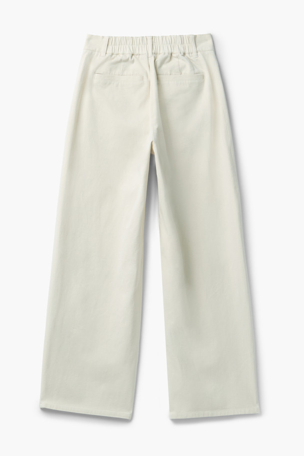 [epigram여성] 코튼 배럴레그 팬츠(Set-up)는 부드러운 면, 스판덱스 혼방 소재로 제작되어 편안한 착용감을 선사합니다. 아이보리 컬러의 무지 디자인에 얇은 두께감으로 봄, 여름, 가을 시즌에 활용하기 좋습니다. 배기핏과 루즈핏의 넉넉한 핏으로 활동성을 높였으며, 허리 밴딩과 절개 라인 디테일로 디자인 포인트를 더했습니다. 맥시 기장으로 캐주얼, 미니멀, 클래식 스타일을 연출하며, 동네 마실룩이나 카페룩으로 제격입니다.
