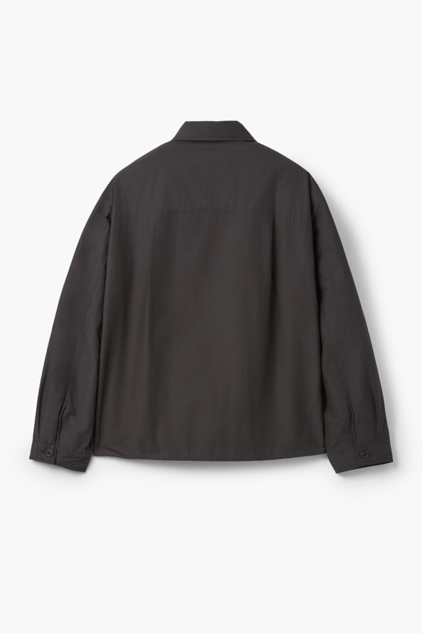 [epigram여성] 경량 패디드 셔켓은 간절기에 활용하기 좋은 여성 아우터입니다. 미니멀하고 베이직한 스타일로, 데이트룩과 카페룩에 잘 어울립니다. 블랙 컬러의 무지 디자인이며, 얇은 두께감과 부드러운 촉감의 코튼, 나일론 혼방 소재로 제작되었습니다. 히든 버튼 여밈 방식의 세미 드롭 숄더 핏이며, 경량 패딩 안감과 친환경 리사이클 충전재 Comfortemp® 1.4oz를 사용하여 보온성을 높였습니다. 세로 퀼팅, 드로우스트링 밑단, 사이드 입술 포켓, 가먼트 워싱 처리 등의 디테일이 돋보입니다.
