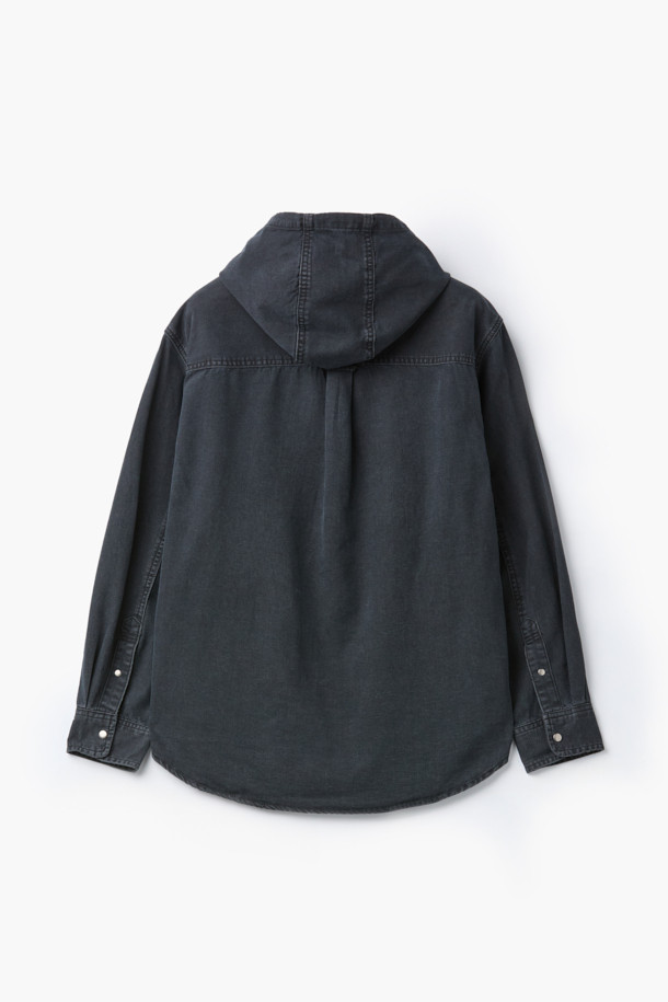 [epigram(에피그램) 여성] 그레이 후드 데님셔켓은 간절기와 겨울철에 안성맞춤인 캐주얼 스타일의 셔켓입니다. 부드러운 촉감의 데님 소재에 다크 그레이 컬러, 루즈핏으로 편안한 착용감을 선사합니다. 힙 기장의 무지 디자인으로, 세미 드롭 숄더와 사이드 포켓, 스트링, 금속 팁 장식, 더블 스티치 마감 등의 디테일이 돋보입니다. 후드 디자인과 긴 소매로 보온성을 더하며, 스냅 여밈 방식으로 간편하게 착용할 수 있습니다. 동네 마실룩이나 겨울 데일리룩에 미니멀하고 클래식한 무드로 연출해보세요.
