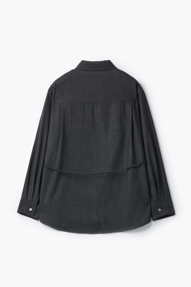 [epigram 여성] 울 스트랩 셔츠 (Set-up)는 간절기, 겨울 시즌에 착용하기 좋은 여성 셔츠입니다. 부드러운 울 소재로 제작되어 따뜻하고 포근한 착용감을 선사하며, 루즈핏에 셔츠 칼라 디자인으로 편안하면서도 세련된 느낌을 줍니다. 블랙 컬러에 무지 패턴으로 미니멀하고 베이직한 스타일을 연출하며, 드롭숄더와 긴소매, 스트링 디테일, 가슴 아웃포켓, 가죽 팁 장식으로 포인트를 더했습니다. 출근룩, 겨울 데일리룩, 모임룩 등 다양한 TPO에 활용 가능하며, 클래식, 미니멀, 시크 무드를 즐기는 분들께 추천합니다. 세트업으로도 활용하여 더욱 스타일리시하게 연출할 수 있습니다.
