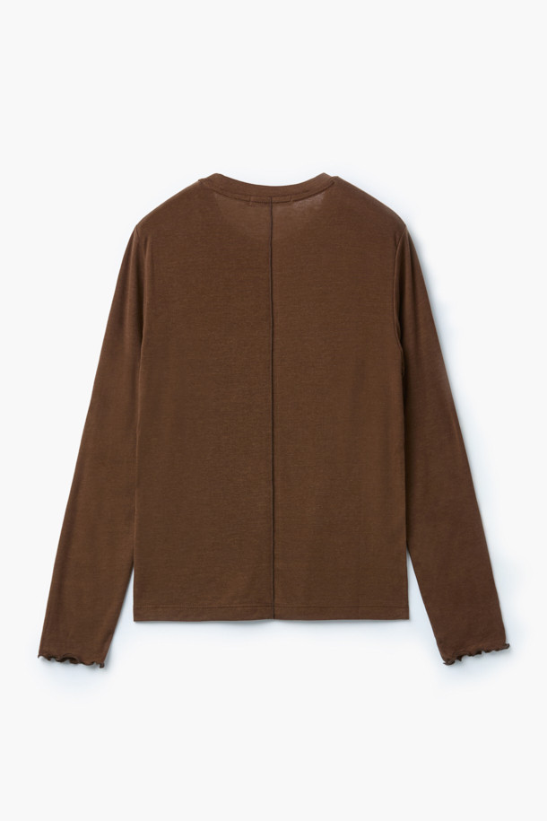 [epigram여성] 울 혼방 레이어드 라운드 티셔츠는 간절기에 적합한 여성 티셔츠입니다. 브라운 컬러의 울 혼방 소재로 제작되어 부드러운 촉감을 자랑하며, 슬림핏 디자인으로 여성스러운 실루엣을 연출합니다. 웨이브 패턴과 긴 소매, 레이어드 스타일이 특징이며, 단독 착용 또는 이너로 활용 가능합니다. 라운드넥으로 편안함을 더했으며, 데이트룩, 카페룩, 클래식, 미니멀, 캐주얼 등 다양한 스타일 연출에 용이합니다. 특히 신축성이 있어 활동성을 높여 줍니다.
