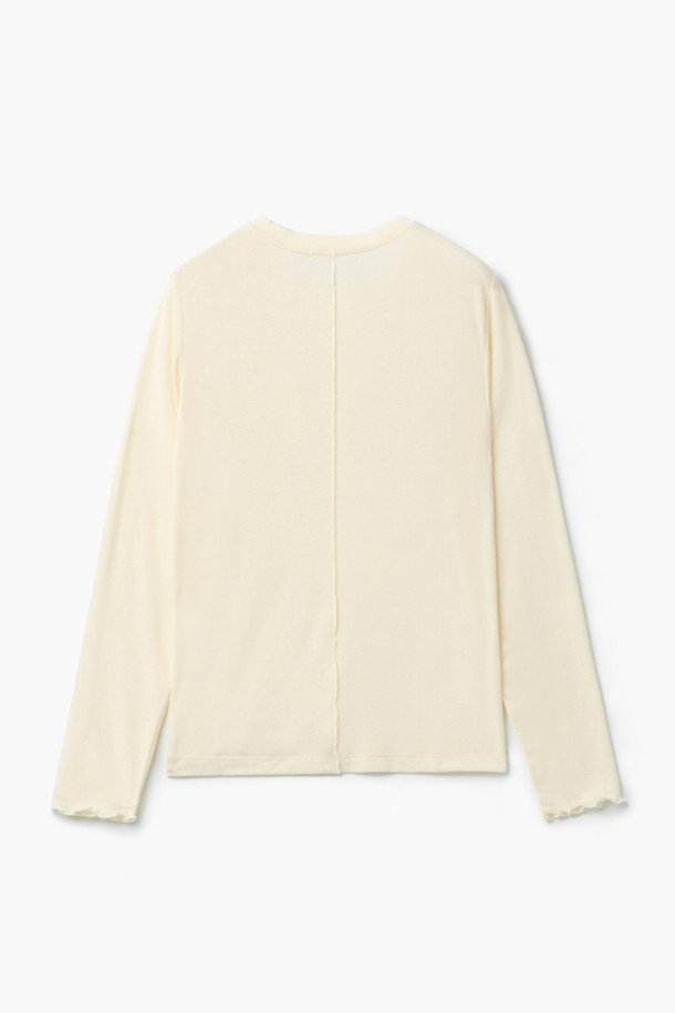 [epigram 여성] 울혼방 레이어드 라운드 티셔츠는 간절기에 적합한 베이직 스타일의 여성 티셔츠입니다. 아이보리 색상의 슬림핏으로, 부드러운 울 혼방 소재로 제작되어 편안한 착용감을 선사합니다. 레이어드 스타일로 디자인되어 단독 착용은 물론, 다양한 스타일링에 활용하기 좋습니다. 라운드넥과 긴 소매, 그리고 매단과 뒷 중심 웨이브 디테일이 특징이며, 데이트룩과 카페룩에 잘 어울립니다. 이너로 활용하기에도 적합합니다.
