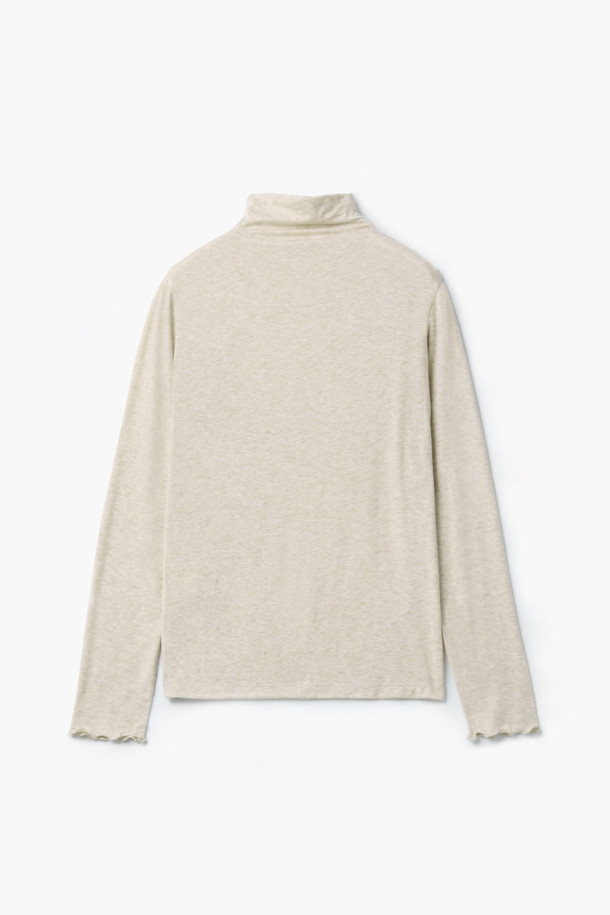 [epigram 여성] 울 혼방 레이어드 터틀넥 티셔츠는 겨울철 따뜻함과 스타일을 동시에 잡을 수 있는 베이직한 디자인의 여성 티셔츠입니다. 부드러운 촉감의 울 혼방 소재로 제작되어 보온성이 뛰어나며, 레귤러 핏으로 편안하게 착용할 수 있습니다. 아이보리 컬러의 무지 디자인에 긴 소매와 두꺼운 두께감으로 포근함을 더했습니다. 레이어드 스타일을 연출하기 좋으며, 슬릿 디테일과 웨이브 소매단이 특징입니다. 겨울 데일리룩이나 집콕룩에 활용하기 좋은, 클래식, 미니멀, 캐주얼 스타일을 아우르는 아이템입니다.
