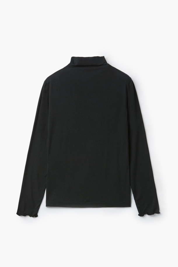 **epigram(에피그램) 여성 울 혼방 레이어드 터틀넥 티셔츠**

부드러운 울 혼방 소재로 제작되어 포근한 착용감을 선사하는 [epigram(에피그램)] 여성 터틀넥 티셔츠입니다. 베이직한 디자인에 레이어드 스타일과 슬릿 디테일, 웨이브 소매단으로 포인트를 더해 미니멀하면서도 세련된 무드를 연출합니다. 겨울 데일리룩에 따뜻함과 스타일을 동시에 더해주는 레귤러핏의 긴소매 티셔츠입니다. 두꺼운 두께감으로 보온성을 높였으며, 신축성이 있어 편안하게 활동할 수 있습니다. 블랙 컬러의 무지 디자인으로 다양한 하의와 매치하여 클래식한 스타일을 완성해보세요.
