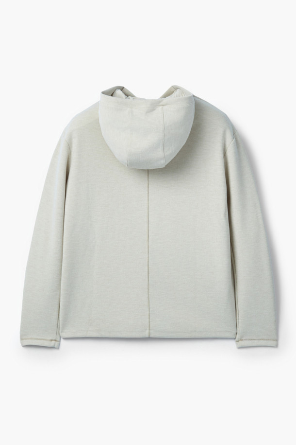 [epigram여성] 소프트 후드 티셔츠는 부드러운 촉감의 면, 레이온 혼방 소재로 제작되어 간절기부터 겨울까지 포근하게 착용할 수 있습니다. 아이보리와 화이트 두 가지 색상으로 출시되었으며, 베이직하고 캐주얼한 스타일을 연출하기 좋습니다. 스탠다드핏의 크롭 기장으로, 드롭숄더 디자인과 후드 안쪽 배색 디테일이 특징입니다. 안감은 없으며, 보온 기능을 갖춘 긴 소매 후드 티셔츠입니다. 집콕룩이나 캐주얼, 미니멀 스타일을 즐겨 입는 여성에게 추천합니다.
