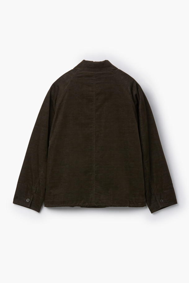 [epigram 여성] 카라넥 패디드 점퍼는 간절기와 초겨울에 착용하기 좋은 여성용 점퍼입니다. 브라운 컬러의 무지 디자인으로 클래식, 매니시, 캐주얼 등 다양한 스타일을 연출할 수 있습니다. 부드러운 촉감의 폴리에스테르 소재에 촘촘한 퀼팅 구조와 라글란 소매, 스트링 밑단 디테일이 돋보입니다. 오픈 포켓과 카라넥 디자인, 리사이클 충전재 Comfortemp®를 사용하여 보온성을 높였습니다. 겨울 데일리룩, 모임룩, 출근룩 등 폭넓은 TPO에 활용하기 좋은 레귤러핏의 두꺼운 점퍼입니다.
